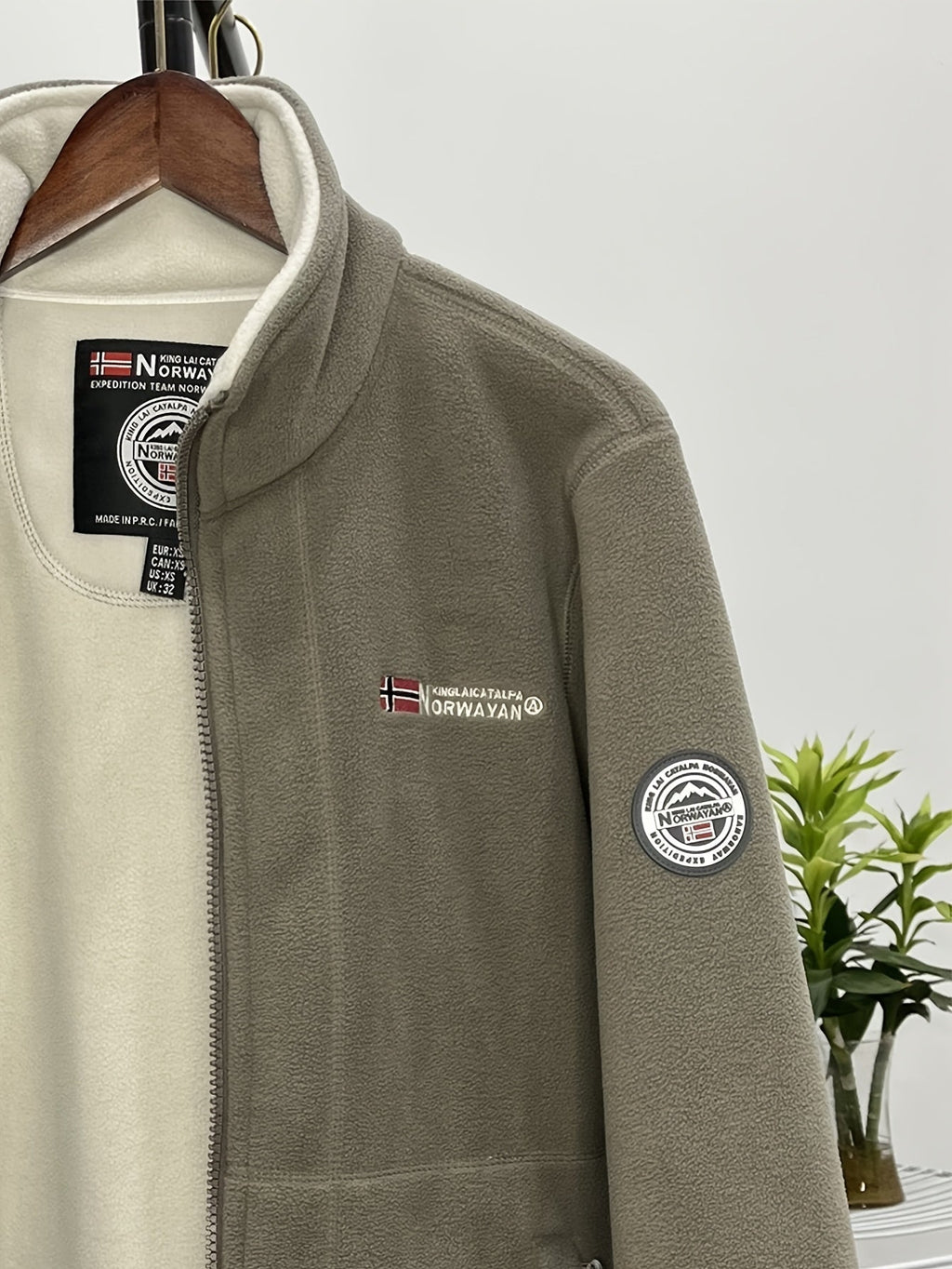 Halden Men's Outdoor Fleece Jacket – Gentle, Lightweight Warmth with a Protective Collar