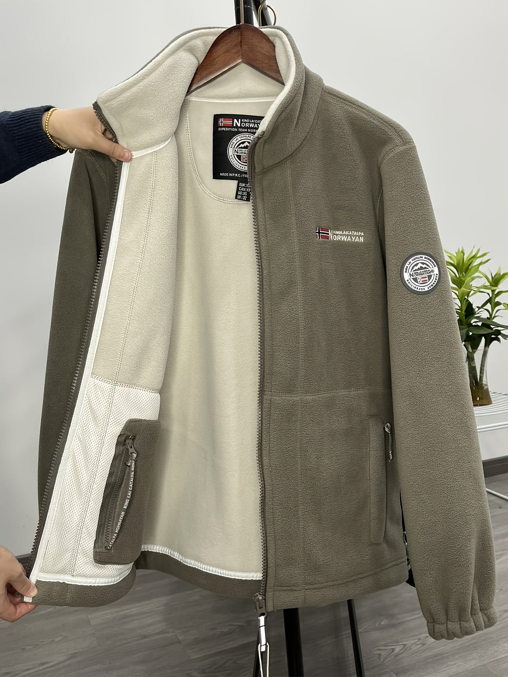 Halden Men's Outdoor Fleece Jacket – Gentle, Lightweight Warmth with a Protective Collar