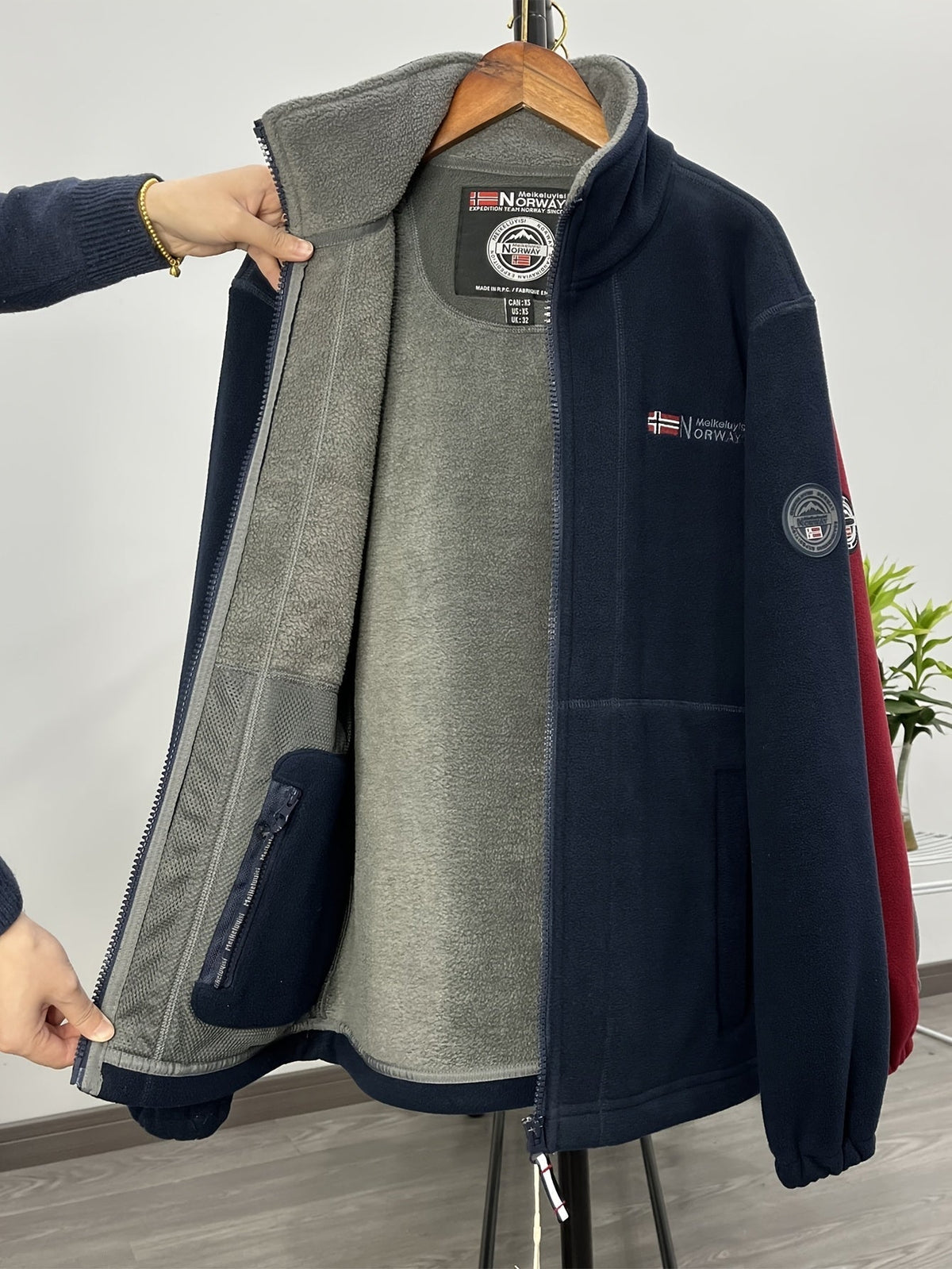 Halden Men's Outdoor Fleece Jacket – Gentle, Lightweight Warmth with a Protective Collar