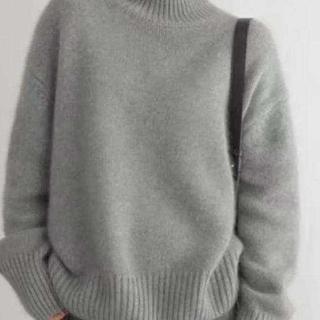 Torvald Women's Oversized Cashmere Turtleneck Sweater – Gentle, Insulating & Sophisticated