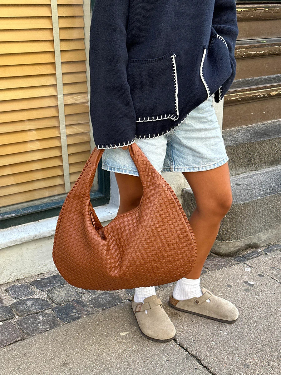 Ulf Braided Handbag for Women – Chic Vegan-Leather Design with Spacious Interior and Zip Fastening