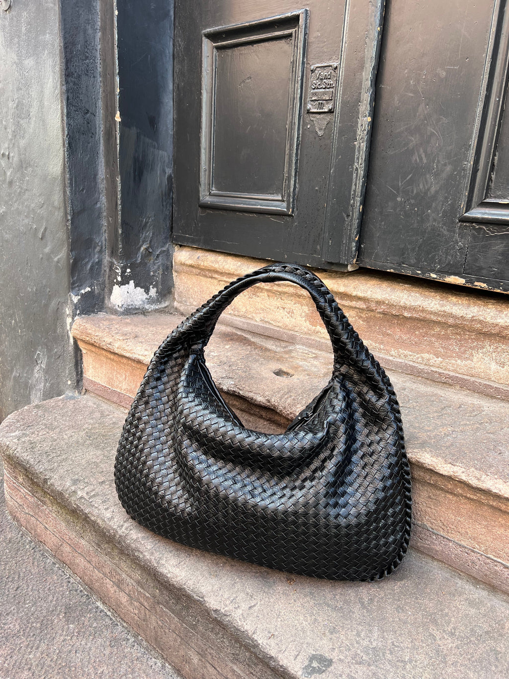Ulf Braided Handbag for Women – Chic Vegan-Leather Design with Spacious Interior and Zip Fastening