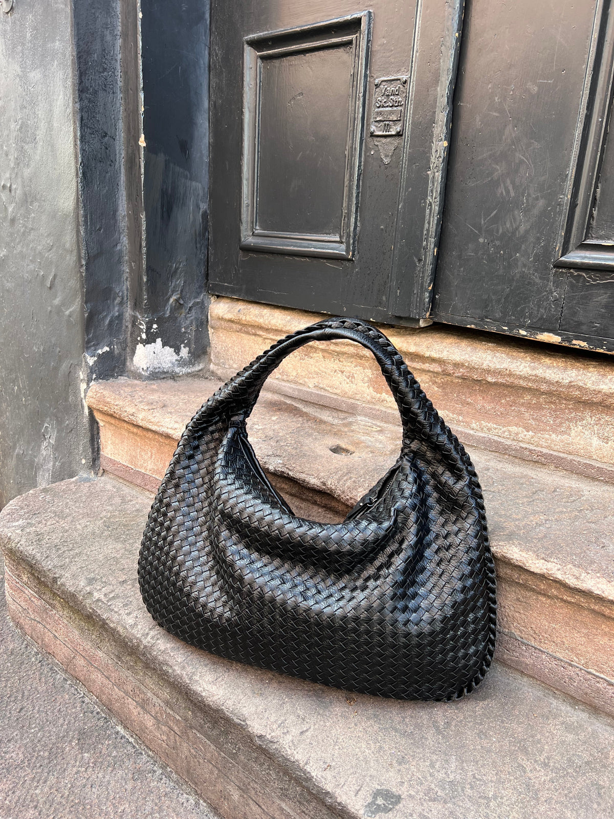 Ulf Braided Handbag for Women – Chic Vegan-Leather Design with Spacious Interior and Zip Fastening